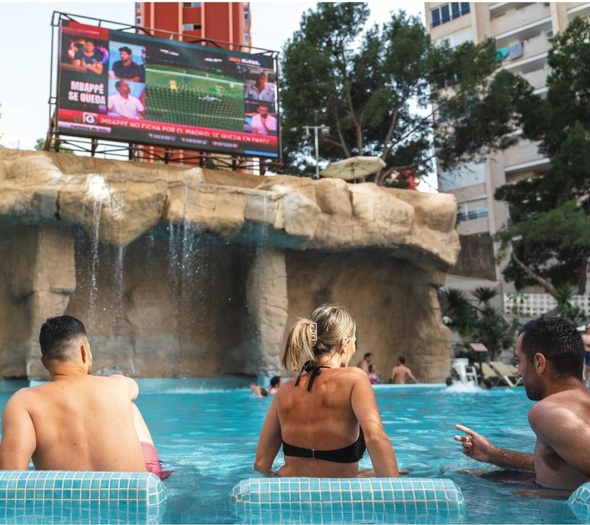 Led gigante en piscina Hotel Magic Rock Gardens Benidorm