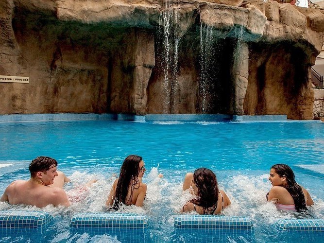 Camas oxigenantes en piscina Hotel Magic Rock Gardens Benidorm