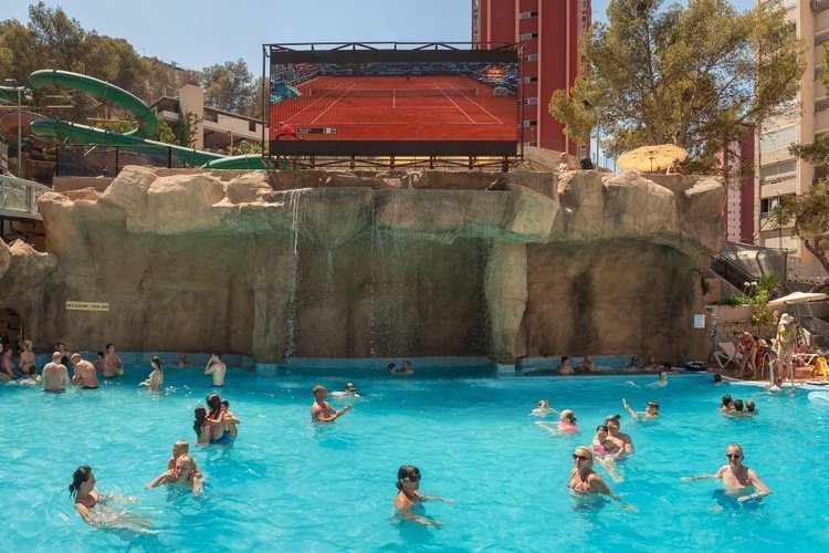 Led gigante en piscina Hotel Magic Rock Gardens Benidorm